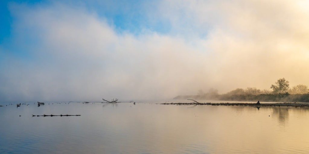 Lago en calma con niebla y luz de la mañana, imagen de la terapia para la ansiedad en Zaragoza