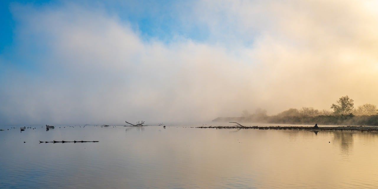 Lago en calma con niebla y luz de la mañana, imagen de la terapia para la ansiedad en Zaragoza