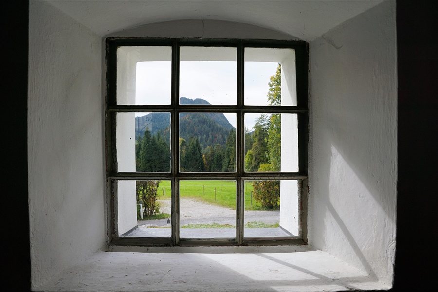 Ventana abierta con vistas al campo, imagen de la terapia psicológica online