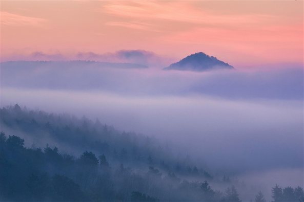Amanecer entre la niebla en la montaña, imagen de la terapia para el trauma en Zaragoza